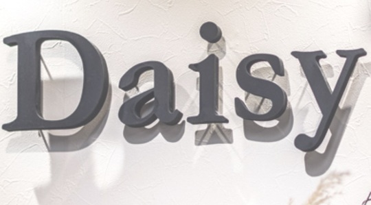 【大名】≪社会保険完備・月休7,8日・デザインカラーが人気≫レベルの高い技術、クリエイティブにもチャレンジでき大きく成長できる環境です！！10～20代のお客様をメインにトレンドスタイルをご提案！！美容の大好きなスタッフが揃いみんなでお客様を幸せにする実力派人気ヘアサロン「Daisy（デイジー）」からスタイリスト（美容師）の求人☆★