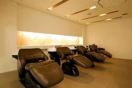 【布忍】≪完全週休2日制≫≪年間公休12日≫≪社会保険完備≫≪住宅手当あり≫好条件と福利厚生が整った安心して働けるヘアサロン！トレーニングルームを完備し営業中レッスンできるので効率よく学べるので2年以内のデビューを目指せます！アイラッシュも学べる「CRYSTAL MAGIC 南花田店（クリスタルマジックミナミハナダテン）」からアシスタント（美容師）の求人☆★☆