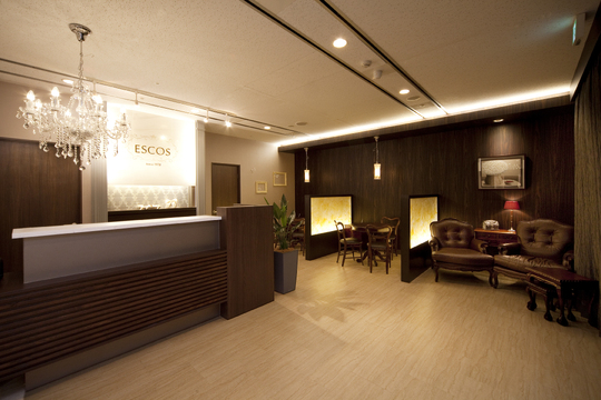 【梅田】≪社会保険完備≫≪月9日休み≫≪産休育休取得実績あり≫≪未経験・新卒生OK≫美容に興味がある方大歓迎！外部講習・セミナーなど学べる環境が充実しているため、安心して技術習得ができますよ！「ESCOS 梅田本店（エスコスウメダホンテン）」からエステティシャンの求人☆☆