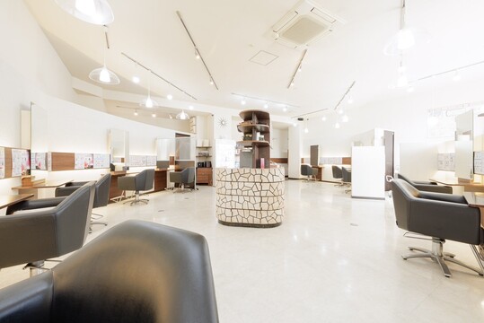 【高柳】≪月給25万円スタート・月休8～9日・育休産休取得実績あり・実働8時間・社会保険完備≫入客好調のためスタイリスト募集！幅広い年代のお客様から愛される老舗サロン！子育て中の方・ブランクがある方も大歓迎！健康的な美をテーマとするヘアサロン「hair make iara 高柳（ヘアメイクイアラタカヤナギ）」からスタイリスト（美容師）の求人☆★