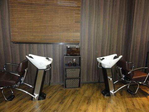 【下曽根】≪休日数の選択OK・社会保険完備・交通費orガソリン代は全額支給≫毎日の仕事を楽しんでもらいたい！そのために充実した福利厚生を整えています！地域のお客様に長く愛されるメンズサロン「Men’s Salon Bis! HOMME（メンズサロンビスオム）」からスタイリスト（美容師）の求人★☆