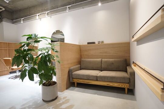 【天神橋筋六丁目】≪平日20時、土日19時退勤≫≪月8日休み≫≪社会保険完備≫ スタイリストのみ  マンツーマン施術 ≪業務委託選択可能≫駅前すぐの路面店！アットホームで少人数制のヘアサロンです！「drip.（ドリップ）」からスタイリスト（美容師）の求人☆★