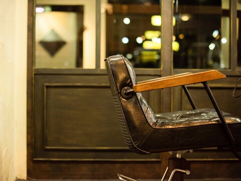 【戸塚】≪完全週休2日制・フレックスタイム制・社会保険完備≫選べる雇用形態で、最大65％の歩合率！スタイリストとしてもう一つステップアップできる安心の待遇があります！ライフイベントごとの環境変化にも柔軟に対応可能な「151e 戸塚（イチゴイチエトツカ）」からスタイリスト（美容師）の求人★☆