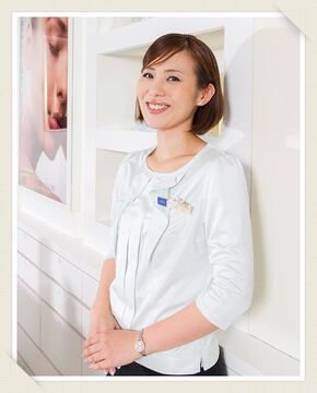 【渋谷】◆抜群の高待遇◆未経験者歓迎◆社会保険完備◆月9〜10日休み◆ボーナスあり◆ピアスグループ人気の職種からレア求人！ファンデーションの代表ブランド『カバーマーク』から化粧品販売のお仕事！「COVERMARK 渋谷ヒカリエ ShinQs店（カバーマーク シブヤヒカリエテン）」から美容部員の求人☆☆