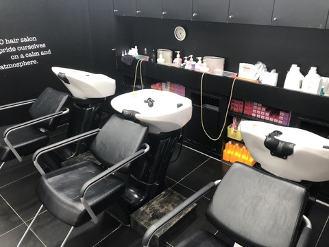 【東海学園前駅】≪営業時間17時迄・16時迄の勤務OK・ダブルワークの相談可能・理容師OK≫子育て中のママさんやブランクのある方も大歓迎です！！小さなお子様からお年寄りまで幅広い年代の方との出会いがある地域密着型のファミリーサロン「美容室GREEN APPLE 新南部店（ビヨウシツ グリーンアップルシンナベテン）」からスタイリスト（美容師・理容師）の求人☆★