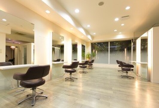 【越前開発】≪社会保険完備≫≪完全週休2日制≫≪産休育休制度あり≫集客サイトをしっかり活用しており、顧客がいない方でも入客の心配はいりません！平均19時台に退勤可能で、プライベートも充実の「Lx（ルクス）」からスタイリスト（美容師）の求人☆★