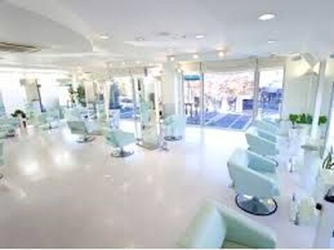 【JR芦屋駅】≪完全週休2日≫≪社会保険完備≫≪土日休み可能≫≪月給24万円スタート≫≪20時までの退勤可能≫≪パートは週1日から勤務可能≫抜群環境でしっかりしたバックアップ体制があります！リフレッシュ休暇最長2週間取得もOKです！「ALEX 芦屋店（アレックスアシヤテン）」からスタイリスト（美容師）の求人☆★