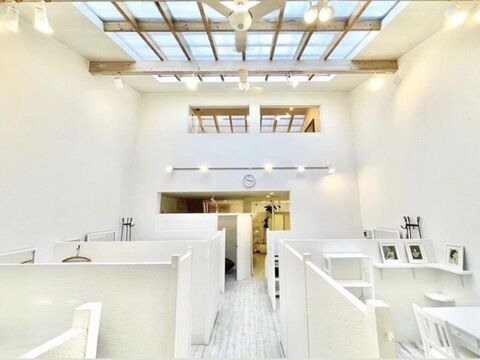 【出町柳】お客様一人ひとりに寄り添える日本で初めての個室サロン≪社会保険完備≫≪完全週休2日≫≪実働8時間≫技術やデザイン性で多くのお客様からご好評！全席個室仕様でお客様に癒しを提供する「PESCO PESCA（ぺスコぺスカ）」からスタイリスト（美容師）の求人☆★