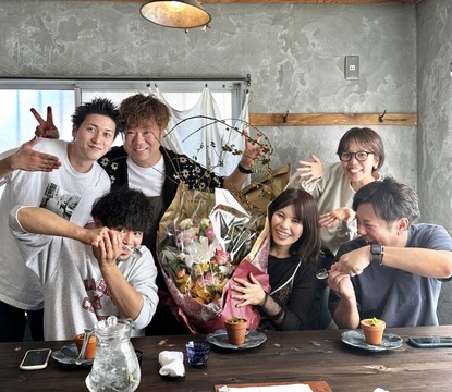 【JR古賀駅】≪完全週休2日制・社会保険完備・高月給スタート・有給休暇あり・小規模少人数制≫営業時間も短いので自分の時間も大切にできます！！ヘッドスパにも力を入れ集客好調！！効率良くレッスンを行うのでスタイリストデビューは約2年！！小規模少人数制の隠れ家サロン「pua heal（プアヒール）」からアシスタント（美容師）の求人☆★☆