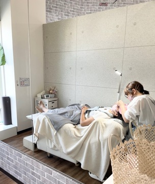 【小峯】≪週2日からの勤務可能・時短勤務OK・有給休暇あり・業務委託も同時募集≫短時間の勤務OKなので家庭のあるママさんには嬉しい環境！エステメニューなどの取り扱いもあるトータルビューティーサロン「pearl peach（パールピーチ）」からアイリスト（まつげエクステ・まつげパーマ・アイブロウ）の求人☆☆