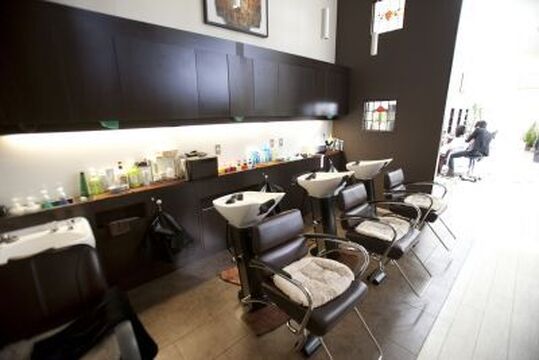 【御所】◆◇社会保険完備◇◆スタッフさんが長く活躍できるような職場環境が完備★コンテストや社内イベントも盛り沢山！！OZには様々なチャンスがあるので、一緒に成長してきましょう！未経験、新卒生、通信生OK★oz Roots (オズルーツ)からアシスタント(美容師)の求人☆★☆