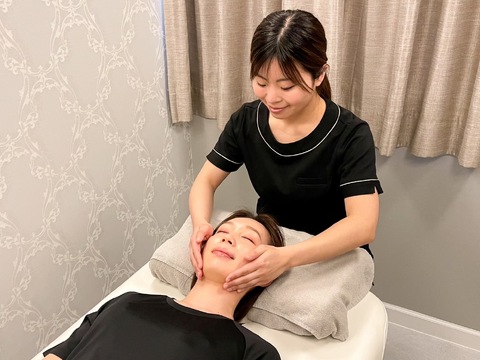 【三ノ宮】≪土日休みOK≫≪ハンドメイン≫≪16時迄の勤務OK≫≪最低保障給あり≫≪ノルマなし≫姿勢矯正、フェイシャルなど幅広いメニューを扱っているサロン。お客様に寄り添った接客がしたい方歓迎！「美POCKETS PLUS（ビポケッツプラス）」からエステティシャンの求人☆☆