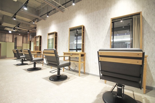 【十三駅】≪業務委託・正社員選択可能≫≪完全マンツーマン≫デザインカラーが大人気のヘアサロン！美容師1人1人に合わせた働き方を選ぶことが出来る体制です！「marshu atre（マーシュ アトレ）」からスタイリスト（美容師）の求人☆★☆