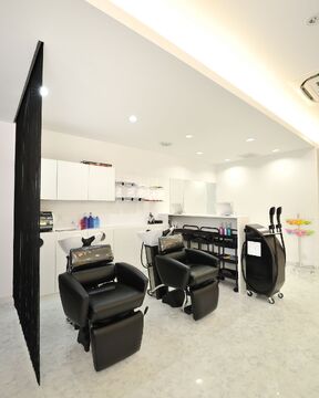 【草津駅】≪月給18万円〜≫≪営業時間内レッスンOK≫ヘッドスパなどのリラクゼーションメニューに特化！どこのサロンに行っても恥ずかしくない技術が学べます！個人のペースで成長していける「Hair KLAXON（ヘアークラクション）」からアシスタント（美容師）の求人☆★☆