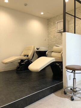 【阪急高槻市駅】◇◆平均退社19時半・有給休暇あり・営業時間内レッスン可能◆◇レッスンなども強制はさせない自由なサロンなのでのびのびと働いていくことが可能！スタッフ同士の仲もいい働きやすい職場ですよ！LOREM(ローレン)からアシスタント（美容師）の求人☆★☆