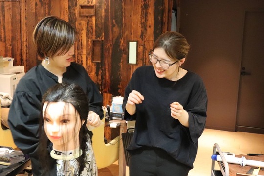 【茨木市駅】≪月9日休み≫社会保険完備に安心の待遇面でスタッフさんの定着率○経験の浅い方でもやる気のある方なら大歓迎！！アンティークな家具や照明、ハイセンスなお洒落サロン「LIB（リブ）」からアシスタント（美容師）の求人☆★☆