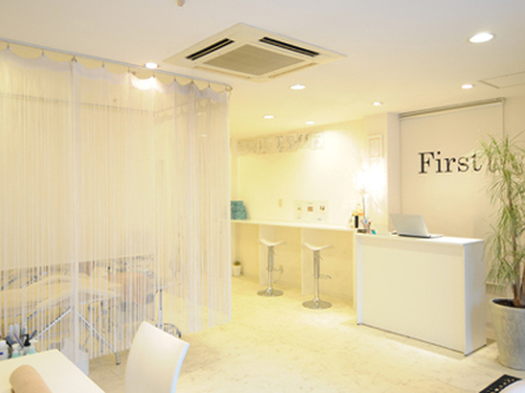 【心斎橋】未経験者歓迎！◆社会保険完備・実働8時間・土日は19時に営業終了・有給休暇あり◆各種メディアにも取り上げられるメンズアイブロウサロン専門店！実力派サロンとして、芸能人も多数ご来店！「FIRST大阪心斎橋店（ファースト オオサカシンサイバシテン）」からアイブロウリストの求人☆★