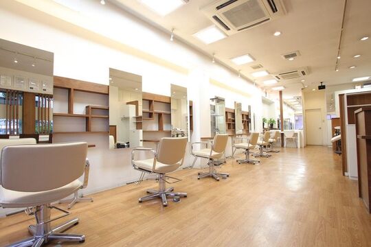 【甲子園】≪有給休暇あり≫≪18時までの退勤可能！≫≪月・火曜日定休≫≪住宅手当あり≫月7〜9日休みで18時までの退勤も可能なのでプライベートを充実させながら働けますよ！入客チャンスが豊富なので指名客を沢山つけられる！日曜出勤できないなど働き方のご相談もOK！「slowly（スローリー）」からスタイリスト（美容師）の求人☆★