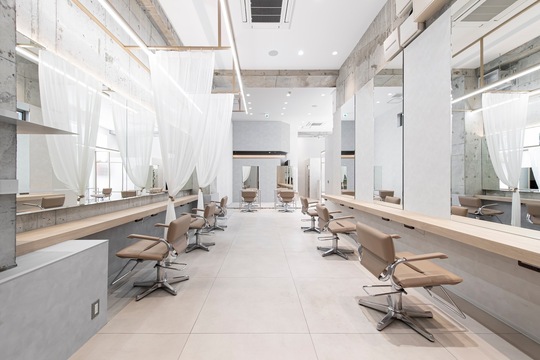 【浦和駅】≪営業時間内レッスンOK≫≪最短2年でデビュー可能≫≪土日祝休みOK≫教育にも注力しているトレンドサロン！ゆったりとした雰囲気のサロンで、ハイレベルな美容師を目指せます！「lbio（エルビオ）」からアシスタント（美容師）の求人☆★