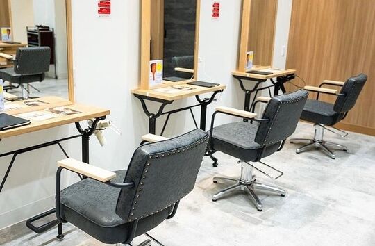 【大分駅】≪完全週休二日制・実働8時間・営業時間18時まで・社会保険完備≫お手頃な価格でワンランク上の技術・接客・空間をお客様に提供！長年お客様から愛されているヘアサロン「TRANCE MODE! AVEDA 大分OPA店（トランスモードアヴェダアヴェダオオイタオーパテン）」からスタイリスト（美容師）の求人☆☆