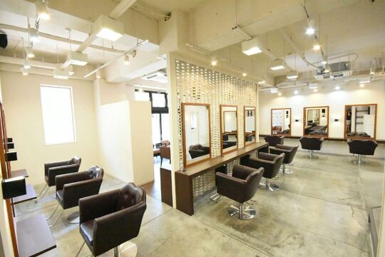 【宝塚南口】≪社会保険完備≫≪新規入客チャンスあり≫≪やりがいのある環境≫店舗展開している地域密着型のサロン「Pap’s de coiffeur 宝塚南口店（パプスドコワフィールタカラヅカミナミグチテン）」からスタイリスト（美容師）の求人☆★