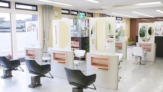 【上山口】≪社会保険完備♪≫≪営業中にレッスン♪≫安心してスタイリストデビューを目指せる環境がスタッフから人気！サロンワーク以外でも色んな技術がたくさん学べます！レッスンの強制は無く、自分のペースで学んでいけるのもおすすめのポイント♪“New Style Four Seasons（ニュースタイルフォーシーズン）”からアシスタント（美容師）の求人★☆