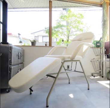 【青山】≪完全週休2日制≫≪独立サポートあり≫≪委託の方も加入できる従業員医療保険あり≫≪夏季休暇あり≫≪年末年始休暇あり≫女性専門シェービング＆ショートカット特化型サロン！髪質改善などにもこだわっており、地域の方に愛されるおしゃれなサロンです。「and H（アンドエイチ）」から理容師（理容室）の求人☆☆