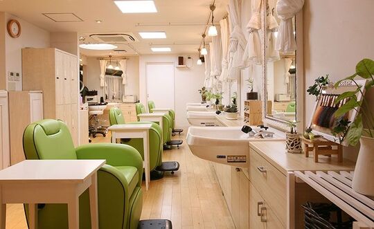 【高井戸】◆月8日休み・19時までに退勤可能・社会保険完備◆ノンケミカルサロンとして、他のサロンでは学べない専門知識も習得できます！今までの技術を生かしながら、さらにワンステップ成長できる「理学美容院 kagu 高井戸（リガクビヨウインカグータカイド）」からスタイリスト（美容師）の求人★☆