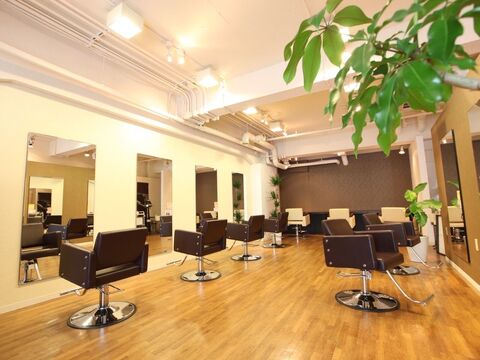 【放出】≪社会保険完備≫≪月8日休み≫≪2年でデビュー可能≫興味があればまつ毛パーマやアイブロウ、アイリストとの兼任もOK！幅広い年代の方に愛される地域密着型のサロン！指名売上100万円以上上げられる仕組みを学べるサロン！「Village（ヴィレッジ）」からアシスタント（美容師）の求人☆★☆