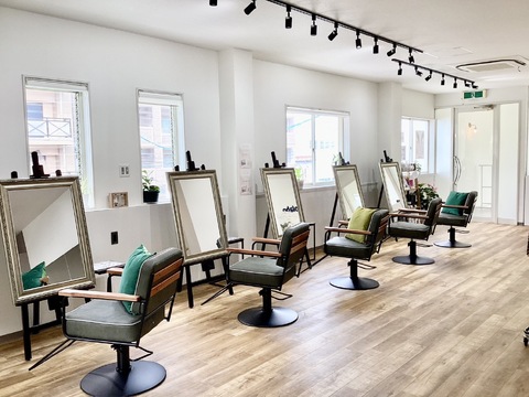 【福重】≪日曜、祝日が定休日・営業時間17:30まで・基本残業なし・子育て中の美容師さんでも正社員で勤務OK≫プライベートも充実させたい方必見！ブランクのある方や働くママさんも大歓迎！20～40代の女性中心に人気なサロン「Design color & eye beauty 2nd Colabo（デザインカラーアンドアイビューティーセカンドコラボ）」からスパニスト（美容師）の求人☆☆