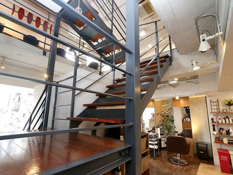 【宝塚駅】≪月給20万円以上≫≪公休は土日祝にもOK≫≪有給休暇あり≫≪カットレッスンは時間外手当支給≫≪社会保険完備≫≪月8日休み≫チームワーク抜群！思いやりのあるスタッフさんばかりで、楽しく一生懸命働けるサロン！「Mars soleil（マーズソレイユ）」アシスタント（美容師）の求人☆★☆