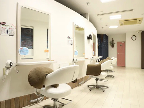 【JA広島病院前駅】≪完全週休2日制・18:00完全退社・社会保険完備≫長く美容師を続けていきたい方にオススメの環境！高収入も狙えちゃいます！こだわりの技術でお客様の髪質改善を目指すヘアサロン「AMI a BELLE（アミーベル）」からスタイリスト（美容師）の求人☆★