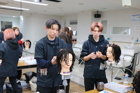 【京都駅】≪教員未経験でも大歓迎≫≪基本土日祝休み≫≪18時までに退勤OK≫≪実働7時間30分≫美容学生さんが充実したスクールライフを送れるようにサポートするお仕事！あなたの美容師経験を活かして美容学校の美容教員をやってみませんか？「YIC京都ビューティ専門学校（ワイアイシーキョウトビューティセンモンガッコウ）」から教員の求人★☆