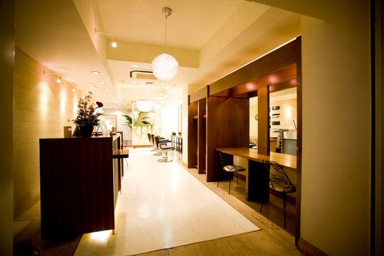 【姫路駅】≪月間休日7,8日≫≪社会保険完備≫高い技術をじっくりと学んで行きたい方にオススメ!!売れるスタイリストになる為のカリキュラムが整っていますよ！働きやすい環境のアットホームサロン「salon de LHOOQ（サロンドルーク）」からアシスタント（美容師）の求人☆☆