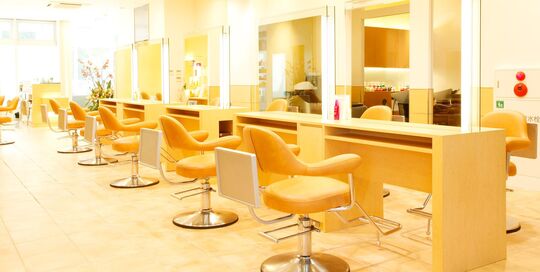 【上野】◆完全週休2日制・産休育休制度あり・着付けも学べる・社会保険完備◆興味があることに挑戦可能で、幅広いジャンルの教育システムでオールマイティーな美容師を目指せます！「Claude MONET 上野の森店（クロードモネウエノノモリテン）」からアシスタント（美容師）の求人☆★