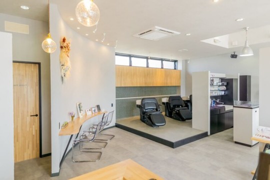 【日本へそ公園】≪社保完備♪≫≪完全週休2日制≫≪家族手当あり≫など、一生働いて行ける環境が◎!!スタッフ同士のチームワーク抜群のアットホームサロン「LASSIC HAIR 西脇店（ラシックヘアーニシワキテン））」からアシスタント（美容師）の求人☆★