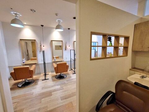 【八尾南】≪月給21万円≫≪完全週休2日制≫≪有給休暇あり≫≪平均18時退勤可能≫≪社会保険完備≫≪営業中レッスン＆早期デビュー≫≪残業手当あり≫ナチュラルでアンティーク調の可愛いヘアサロン！とっても働きやすい環境ですよ！「Merry Perch hair（メリーパーチヘアー）」からアシスタント（美容師）の求人★☆