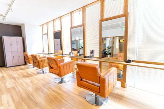 【膳所】≪土日の休みOK！月8日休み！社会保険完備！有給休暇あり≫終身雇用も考えた、好待遇サロンWis hair design（ウィズヘアデザイン）高単価でお客様とゆったり関わっていけます！アシスタント（美容師）の求人★☆