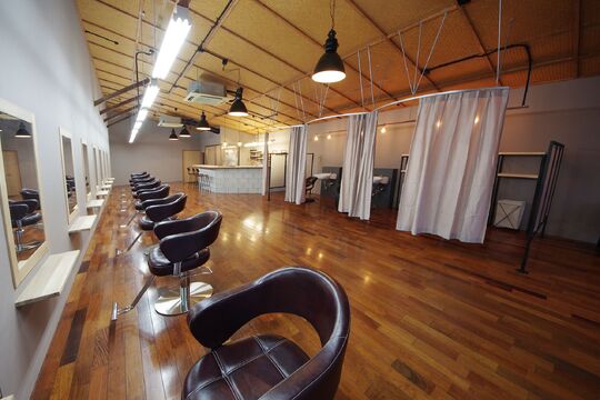 【東岸和田】≪完全週休2日≫≪月給25万円〜≫≪営業18時まで≫≪社会保険あり≫働きやすさ抜群のサロンです！結婚や子育てがあっても安心して働ける「jolie fille（ジョリーフィーユ）」からスタイリスト（美容師）の求人☆★