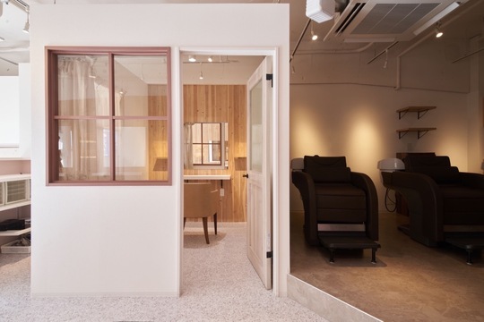 【阪急茨木市】≪定着率91％≫≪社会保険完備の日祝定休≫≪企業型iDeCoへ加入できる！≫≪時短社員での勤務も可能≫平日18時退社でプライベートも充実！女性が永く活躍できる、働きやすさを追求した注目サロンの新ブランド。「koku hair&spa（コクヘアアンドスパ）」からスタイリスト（美容師）の求人☆☆