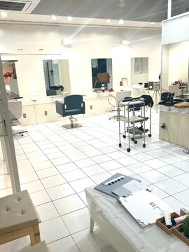 【鴻巣】≪完全週休2日制・客単価1万円以上・ブランクがある方も歓迎≫自分に合った働き方でプライベートも充実させられる！丁寧な完全マンツーマン接客が人気の半個室サロン「Starry Starry（スターリースターリー）」からスタイリスト（美容師）の求人☆★