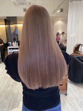 【草津駅】≪月8,9日休み≫≪社会保険完備≫≪月給23万円～≫20代のお客様がメイン！ハイトーンカラーが得意なサロンでブリーチ比率も高い美容室！興味があればブライダルヘアメイクや着付なども学べるサロンです！「aura（アウラ）」からスタイリスト（美容師）の求人☆★