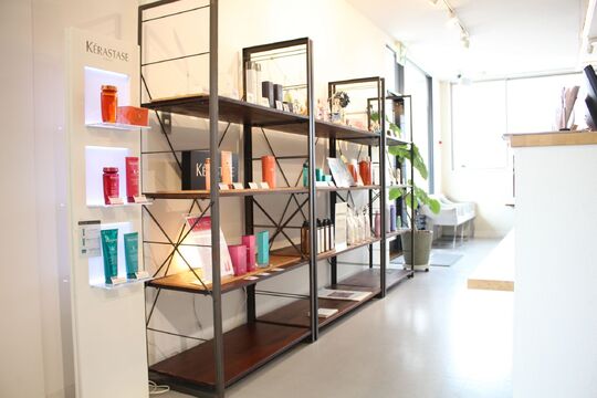 【阪急山本】≪月給26万円保証あり≫≪月8,9日休みの選択制≫≪公休は土日祝にもOK≫≪平日17:30終業≫≪社会保険完備≫平均年齢38歳！中途入社の方も安心です。早く終わるのでプライベートとの両立もしやすい地域密着サロン「Mars 山本丸橋店（マーズヤマモトマルハシテン）」からスタイリスト（美容師）の求人☆★☆