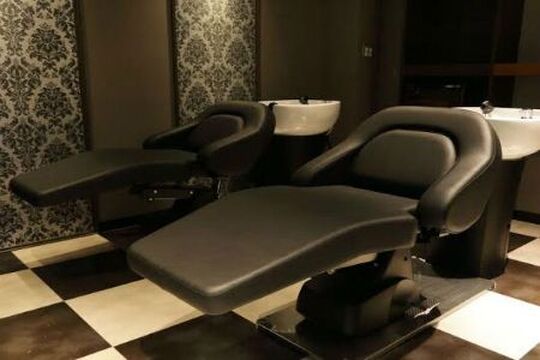 【鷺沼】◆月給25万円スタート・月8日休み（月1回土日休みOK）・19時退社可能・社会保険完備◆地域密着型で落ち着いた雰囲気のサロン、お給与やお休みが充実しており、安定して働けますa-granz 鷺沼店（エーグランツサギヌマテン）からスタイリスト（美容師）の求人★☆