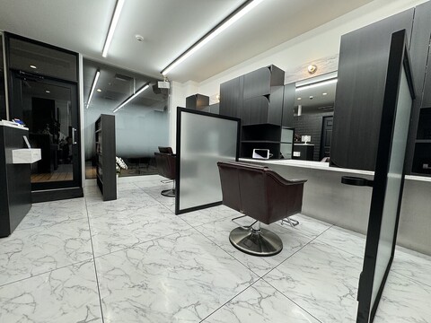 【塩釜口】◆完全週休2日制・土日希望休可能・社会保険完備・きっちり休憩1時間確保◆美容業界当たり前のブラックな部分を本気で排除したいと考えているメンズサロン！半個室で上質なサービスを提供します！レッスンは営業時間内にしか行わないという徹底ぶりで、体力面も安心！「MEN'S SALON SOLEIL by alfRed（メンズサロンソレイユバイアルフレッド）」からアシスタント（美容師）の求人☆★