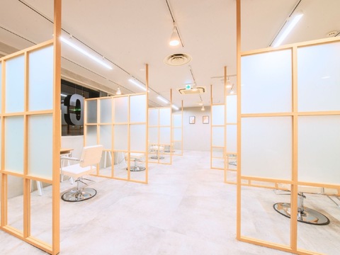 【天王寺】≪メンズ特化サロン≫≪完全週休二日≫≪社会保険完備≫≪1年デビュー≫流行りの韓国スタイルやツイストスパイラル、フェードが得意なサロン！営業時間内レッスン・一流スタイリストによる教育アカデミー完備で新卒1年デビュー可能◎中途入社の方は経験を考慮し最短デビューが出来る環境！「MEN’S SOURCE 天王寺阿倍野（メンズソーステンノウジアベノ）」からアシスタント（美容師）の求人★☆