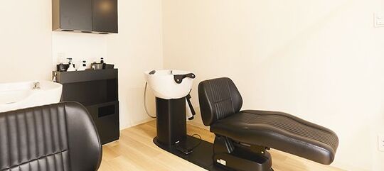 【河内花園】 ≪月8,9日休み≫≪社会保険完備≫≪賞与あり≫≪産休育休実績あり≫駅チカすぐの好立地！社内アカデミー完備で営業時間中研修にて2年デビュー確実！地域郊外型の人気ヘアサロン！「Figaro Re 岩田店（フィガロアールイーイワタテン）」からアシスタント（美容師）の求人☆★