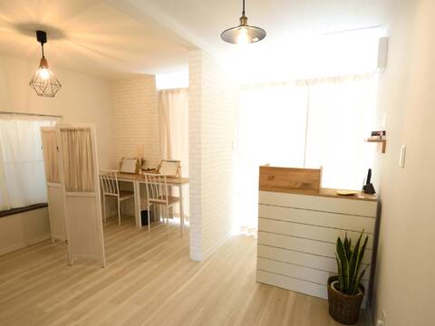 【豊中駅】≪社会保険完備≫≪完全週休2日≫≪未経験・新卒生歓迎≫≪ママさんのご応募歓迎≫≪店長候補歓迎≫リラックスした空間でほっと一息つける時間をご提供！ゆったり働きたい方にぴったり！「eyelash&eyebrow Erde（アイラッシュアンドアイブロウエルデ）」からアイリスト（まつげエクステ・まつげパーマ・アイブロウ）の求人☆☆