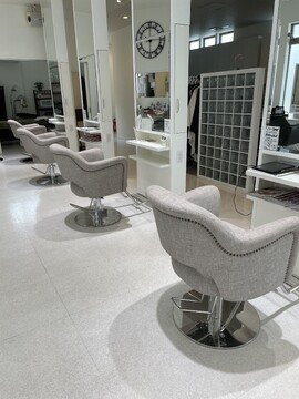 【泉大津春日町】≪月8日休み・第3日曜日休み≫≪社会保険完備≫個室でのヘッドスパや髪質改善が人気のヘアサロン！着付けやメイク、脱毛やエステなど幅広く対応しています！！「hair resort cocok（ヘアリゾートココ）」からスタイリスト（美容師）の求人☆★☆