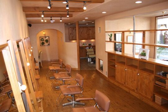 【若江岩田】≪完全週休二日制≫フリーのお客様は優先的に入っていただきます！スタッフさんが働きやすい職場環境作りに努めています。技術だけでなく、薬剤など知識もしっかり身に付けられる環境で、お客様からも信頼される美容師を目指しませんか？ 「warmth（ワームス）」からスタイリスト（美容師）の求人☆☆